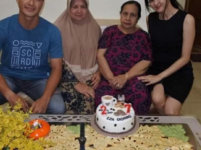 Ini Momen Hangat Eza Gionino Saat Makan Bareng Ibu dan Saudaranya