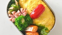 Omurice alias omelette rice. Nasi goreng berbungkus telur dadar. Selain lebih gampang dimakan juga menarik buat anak.  Foto: Instagram @kurizo6364