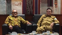 Berdiskusi dengan Mendagri Tjahjo Kumolo, Aburizal ditemani kue dan secangkir minuman hangat. Kira-kira apa yang mereka bahas ya? Foto: Instagram aburizalbakrie.id