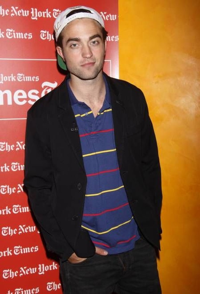 Tampil kasual dengan kaus berkerah dan jeans hitam, Robert Pattinson pernah lupa belum menaikkan ritsleting celananya. Foto: Ist.