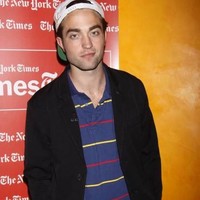 Tampil kasual dengan kaus berkerah dan jeans hitam, Robert Pattinson pernah lupa belum menaikkan ritsleting celananya. Foto: Ist.