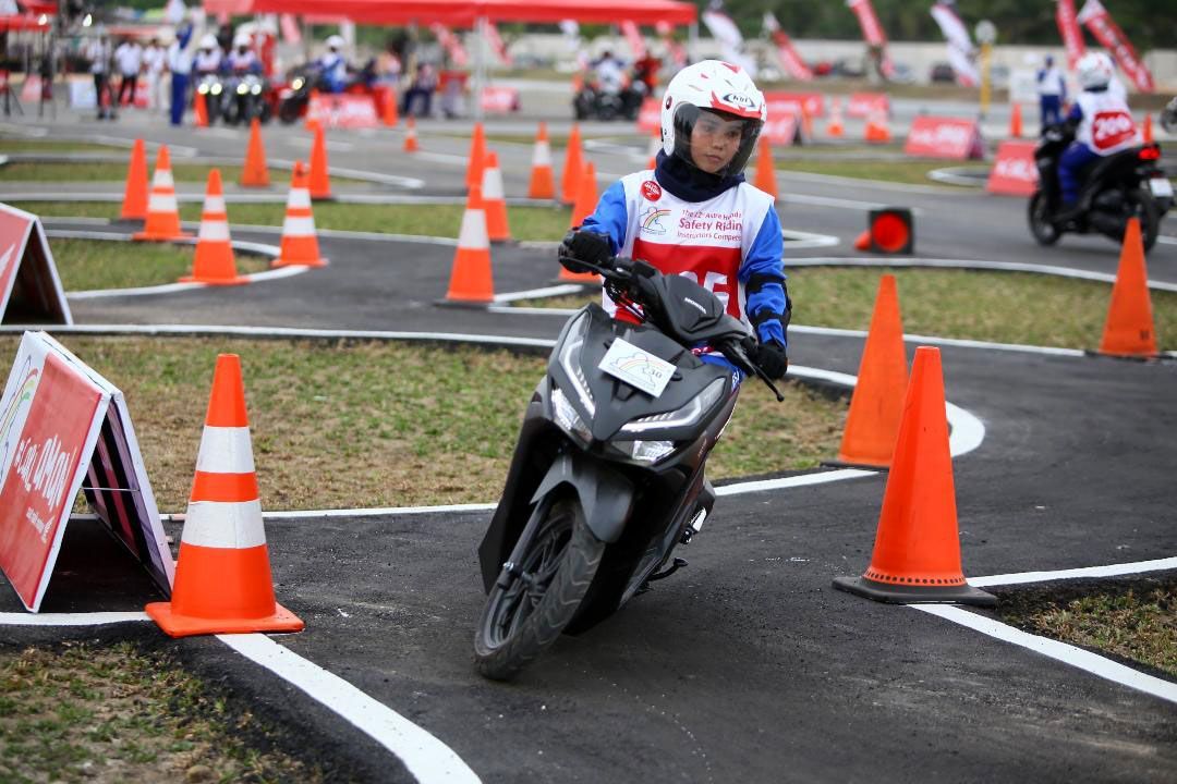 PT Astra Honda Motor (AHM) kembali menggelar Astra Honda Safety Riding Instructors Competition (AH-SRIC) sebagai bagian dari upaya perusahaan menciptakan budaya aman dan nyaman berkendara dengan menyiapkan instruktur terampil dan terlatih. Kegiatan ini berlangsung di Pekanbaru, Riau.