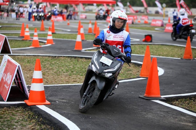 Honda Uji Skill Berkendara Instruktur PT Astra Honda Motor (AHM) kembali menggelar Astra Honda Safety Riding Instructors Competition (AH-SRIC) sebagai bagian dari upaya perusahaan menciptakan budaya aman dan nyaman berkendara dengan menyiapkan instruktur terampil dan terlatih. Kegiatan ini berlangsung di Pekanbaru, Riau.