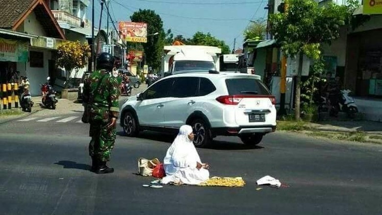 Bikin Heboh, Viral Seorang Nenek Salat di Tengah Jalan Bikin Heboh, Viral Seorang Nenek Salat di Tengah Jalan