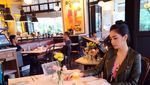 Cantiknya Pose Angel Karamoy Saat Ngeteh dan Ngopi di Eropa