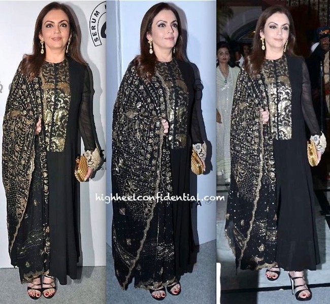 Nita Ambani tampil glamour saat menghadiri acara amal amfAR India Gala. Nita yang masuk dalam daftar bos wanita paling berpengaruh di dunia versi Forbes itu melengkapi penampilannya dengan clutch emas dari Bottega Veneta. Foto: Viral Bhayani, Highheelconfidential