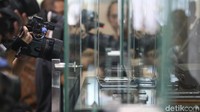 Paket handphone lain yang akan dilelang juga ada yang milik Moh Kabil Mubarok, Musa Zainuddin, Parlin Purba, Amran HI Mustary, Marudut, Budi Supryanto, Tri Satiya Santosa, serta Bambang Wuryanto dulunya. Lelang tersebut akan dilaksanakan pada Rabu (25/7). Lelang akan dilakukan secara langsung mulai pukul 11.00 WIB di lantai 3 gedung Merah Putih KPK.