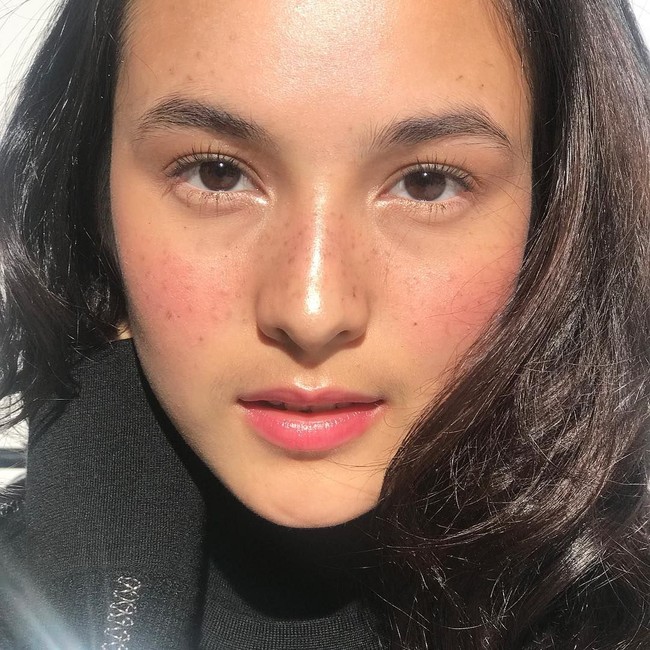 Wajah blasteran Chelsea Islan sangat cocok mengikuti tren makeup freckles ini. Makeup artist Ryan Ogilvy menciptakan riasan senatural mungkin untuk Chelsea Islan, dengan freckles tiruan yang terlihat alami. Foto: Instagram/@chelseaislan