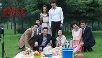 Syuting rasa piknik. Pemilik nama asli Liao Yangzhen terlihat sedang piknik yang dihadapannya terdapat aneka minuman dan buah-buahan. Foto: Instagram @jerryyan143