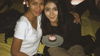 Begini nih pose manis Karina saat memakai topi pesta ulang tahun dan memamerkan sepiring cake. Foto: Instagram karinandiasa