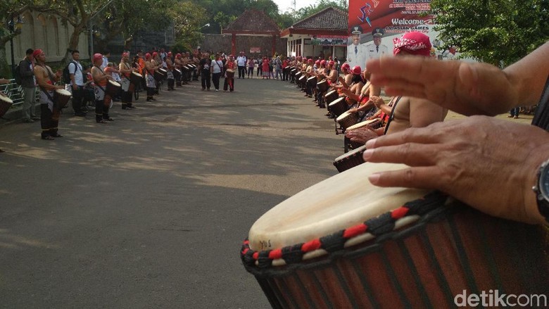 Diiringi Rampak Gendang, Obor Asian Games Diarak Keliling Blitar Diiringi Rampak Gendang, Obor Asian Games Diarak Keliling Blitar