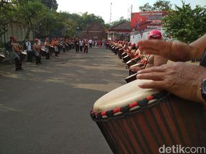Diiringi Rampak Gendang, Obor Asian Games Diarak Keliling Blitar