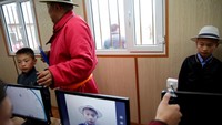 Karena sudah menjadi bagian dari tradisi masyarakat di Mongolia, tahun ini panitia Festival Naadam lewat Otoritas Mongolia untuk Keluarga, Anak, dan Pengembangan Pemuda meluncurkan sistem baru. Para peserta lomba harus mendaftarkan sidik jari untuk meningkatkan peraturan dan memberlakukan pembatasan usia. (REUTERS/B. Rentsendorj)