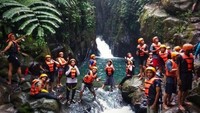 Curug Naga di Bogor juga menawarkan suasana adem dengan air terjun alami yang jernih. Tak hanya menikmati pemandangan, pengunjung bisa mencoba aktivitas menantang seperti cliff jumping, body rafting, hingga river trekking. Pastikan reservasi terlebih dulu agar perjalanan lebih nyaman. (Muhammad Idris/dTraveler)