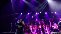 Mereka membuka penampilannya dengan sebuah lagu yang terdapat di album Axis Mundi (2015), Horses Hoove. Foto: Pradita Utama