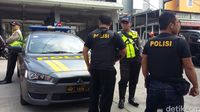 Polisi berjaga di sekitar tempat penggeledahan