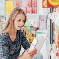 Belanja bisa jadi lebih hemat ketika mendapat diskon atau dengan voucher. Namun untuk diskon, Anda perlu teliti, apakah memang diskon yang diberikan benar-benar mendapatkan potongan harga atau tidak. Karena ada juga toko yang menaikkan harganya terlebih dahulu sebelum memberikan diskon. (Foto: iStock)