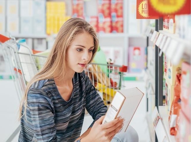 Belanja bisa jadi lebih hemat ketika mendapat diskon atau dengan voucher. Namun untuk diskon, Anda perlu teliti, apakah memang diskon yang diberikan benar-benar mendapatkan potongan harga atau tidak. Karena ada juga toko yang menaikkan harganya terlebih dahulu sebelum memberikan diskon. (Foto: iStock)