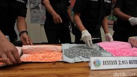 Polisi menunjukkan barang bukti narkoba yang berhasil digagalkan saat akan diselundupkan.