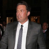 Senasib dengan Tom Cruise, Ben Affleck juga pernah tampil dengan celana tak terkancing di premier film. Di tahun 2016, Ben tampil rapi dengan setelan abu-abu untuk premier film Suicide Squad di London. Sayangnya, Ben nggak cuma lupa menaikkan ristleting celana, tapi juga memasang kancingnya. Foto: Twitter.