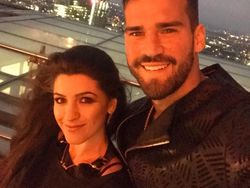 Sosok Wanita Cantik Pemulus Langkah Alisson ke Liverpool