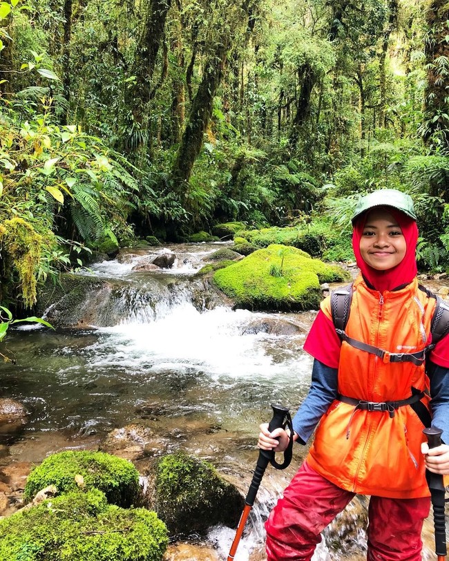 Saat mendaki, Khansa memakai khimar instan berpotongan simpel. Khimar yang ia pakai seringnya berbahan kaos yang bisa menyerap keringat. Foto: Instagram/Khansa_summiters