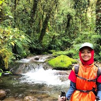 Saat mendaki, Khansa memakai khimar instan berpotongan simpel. Khimar yang ia pakai seringnya berbahan kaos yang bisa menyerap keringat. Foto: Instagram/Khansa_summiters