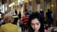 Nah, foto ini jadi bukti kalau Angel memang hobi ngeteh. Ditemani roti hangat, Angel terlihat menawan ketika menikmati tehnya saat berlibur ke Eropa. Foto: Instagram @realangelkaramoy
