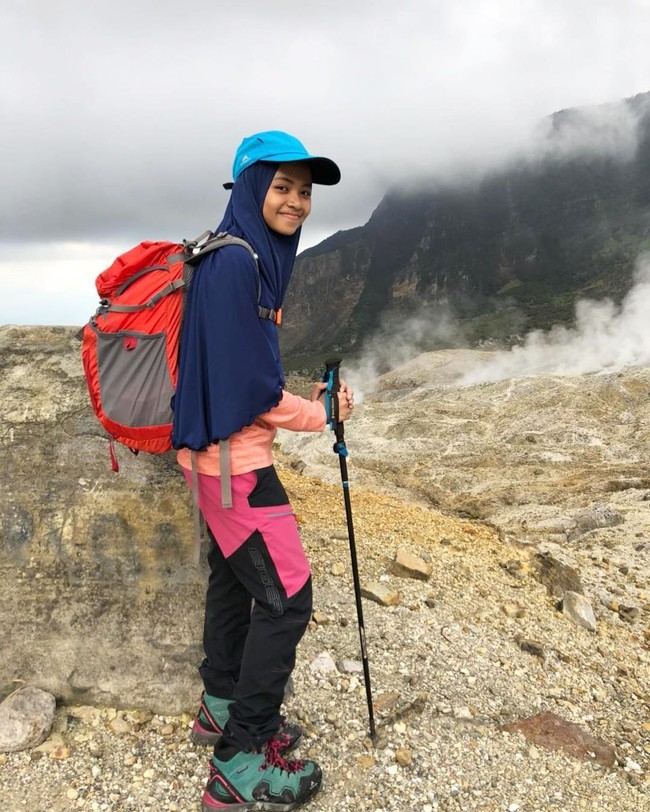 Puncak Jaya Wijaya ini juga menjadi salah satu dari tujuh puncak tertinggi di dunia. Tentu saja hal ini menjadi prestasi besar untuk Khansa yang saat itu masih berusia 11 tahun. Foto: Instagram/Khansa_summiters