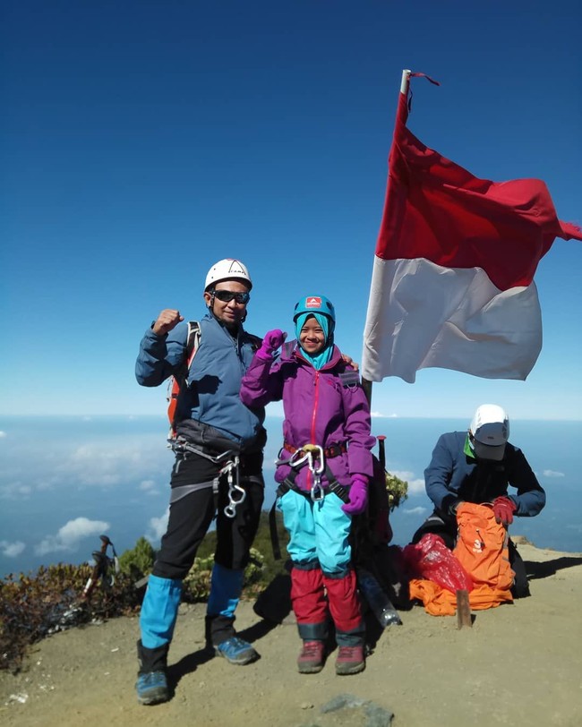 Khansa belajar mendaki gunung dari sang ayah, Aulia Ibnu. Ia pun selalu mendaki bersama ayahnya. Mental besarnya diturunkan dari Aulia Ibnu yang sudah berpengalaman mendaki gunung sebelumnya. Foto: Instagram/Khansa_summiters