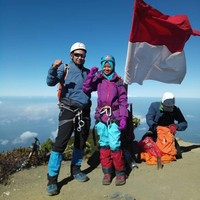 Khansa belajar mendaki gunung dari sang ayah, Aulia Ibnu. Ia pun selalu mendaki bersama ayahnya. Mental besarnya diturunkan dari Aulia Ibnu yang sudah berpengalaman mendaki gunung sebelumnya. Foto: Instagram/Khansa_summiters