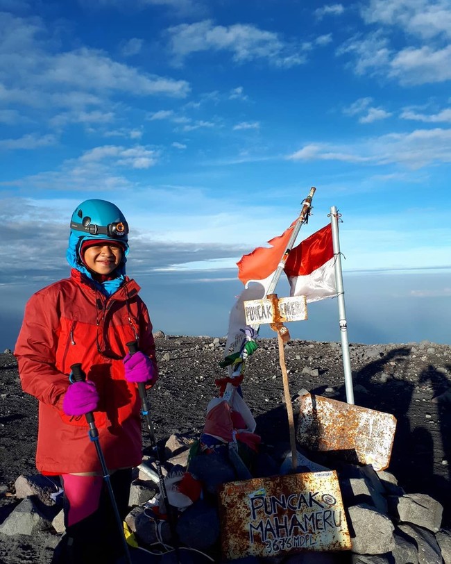 Puncak tertinggi yang ia daki saat ini adalah puncak Jaya Wijaya atau populer dengan nama Gunung Carstenz di Papua. Gunung ini merupakan puncak tertinggi di Indonesia. tingginya mencapai 4.884 meter di atas permukaan laut (mdpl). Foto: Instagram/Khansa_summiters