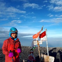 Puncak tertinggi yang ia daki saat ini adalah puncak Jaya Wijaya atau populer dengan nama Gunung Carstenz di Papua. Gunung ini merupakan puncak tertinggi di Indonesia. tingginya mencapai 4.884 meter di atas permukaan laut (mdpl). Foto: Instagram/Khansa_summiters