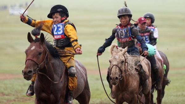 Pacuan kuda menjadi ajang penting bagi masyarakat Mongolia nomaden. Festival ini baru saja digelar minggu lalu. (REUTERS/B. Rentsendorj) Pacuan kuda menjadi ajang penting bagi masyarakat Mongolia nomaden. Festival ini baru saja digelar minggu lalu. (REUTERS/B. Rentsendorj)