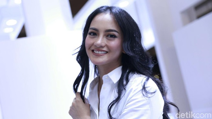 Rambut Ikal Ririn Ekawati yang Mencuri Perhatian