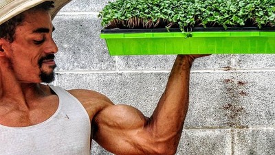 Itu Urat Apa Akar? Potret Mike, Petani Kekar yang Senang Berpose