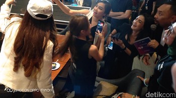 Peserta yang mendapatkan undangan acara Ngopi berkempatan untuk menjadi yang pertama menjajal Oppo Find X. Foto: Rachmatunnisa/detikINET