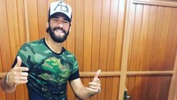 Kebiasaan sehatnya pun sudah terbentuk sejak kecil. Di rumah orang tuaku, jadi teringat masa di mana aku naik sepeda ke sekolah !!! #nostalgia, tulisnya di keterangan foto. (Foto: Instagram/alissonbecker)