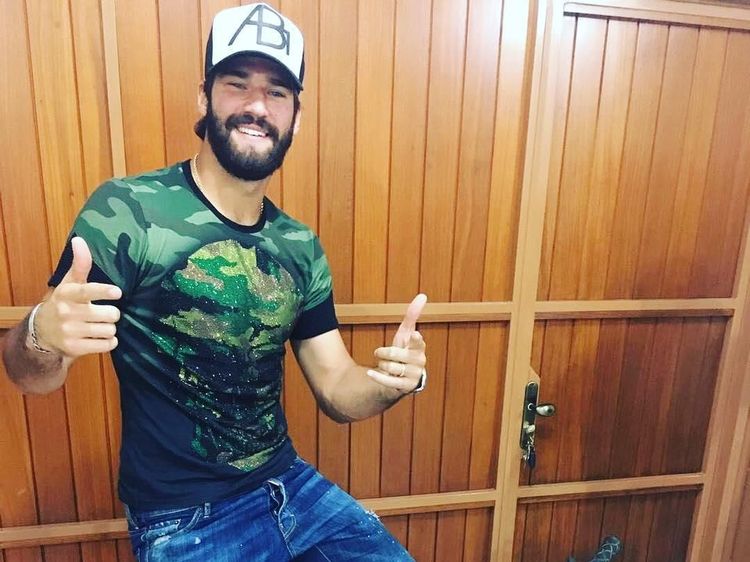 Kekarnya Alisson Becker, Kiper Termahal yang Katanya Mirip Chris Hemsworth