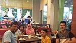 Ini Momen Hangat Eza Gionino Saat Makan Bareng Ibu dan Saudaranya