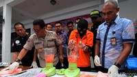 Polisi bersama tersangka usai mengadakan rilis melakukan pemusnahan narkoba jenis ekstasi tersebut.
