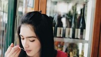 Di foto ini, Angel Karamoy yang sudah beranak dua bahkan kayak milenial zaman sekarang. Usia kayaknya cuma masalah angka buat dia. Foto: Instagram @realangelkaramoy