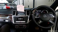 Mobil tersebut berwarna putih dengan interior cokelat tua. Terdapat LCD screen juga yang menempel pada sandaran jok depannya.