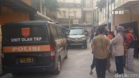 AR (22) ditemukan tewas gantung diri di pintu masuk kamar indekos yang berada di Jalan Sukabirus, Kecamatan Dayeuhkolot, Kabupaten Bandung. 