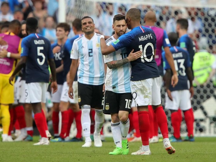 KAZAN, RUSSIA - JUNE 30:  Kylian Mbappe of France consoles Lionel Messi of Argentina following Frances victory in the 2018 FIFA World Cup Russia Round of 16 match between France and Argentina at Kazan Arena on June 30, 2018 in Kazan, Russia.  (Photo by Alexander Hassenstein/Getty Images)