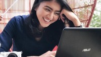 Berselancar di dunia maya makin asyik sambil ditemani secangkir minuman kopi hangat. Kira-kira Karina lagi mandangin apa ya? Foto: Instagram karinandiasa
