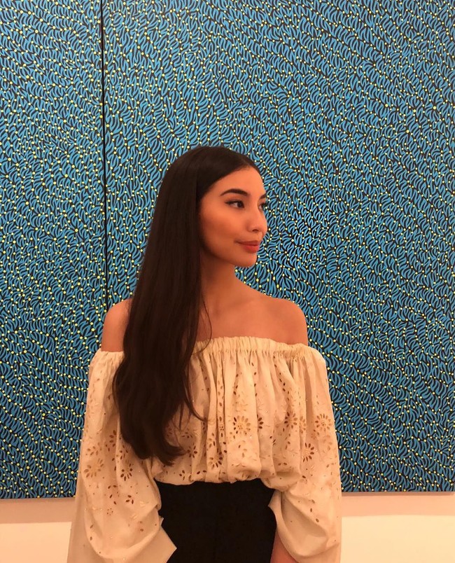 Ini gaya busana Manohara saat mengunjungi Museum Macan. Mengenakan pakaian off shoulder bernuansa putih, Manohara pun terlihat menawan. Foto: Instagram @manodelia