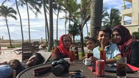 Happy moms day, tulis pria berusia 28 tahun itu saat sedang makan siang bersama ibu dan saudaranya di pantai Anyer. Mereka terlihat sangat dekat, ya. Foto: Instagram ezagio