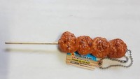 Gantungan kunci sate bakso ini terlihat menggiurkan. Terbuat dari bahan karet kertas mirip sekali dengan aslinya. Foto: Instagram @gogocuteshop