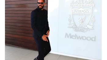 Meme dengan tema seperti sebelumnya, Alisson yang berbaju serba hitam seolah menghadiri pemakaman Karius. Foto: istimewa